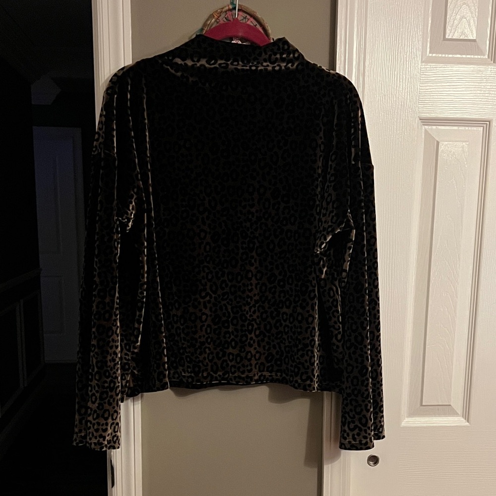 Victoria Sport: Elegant Leopard Print Velvet Blouse
